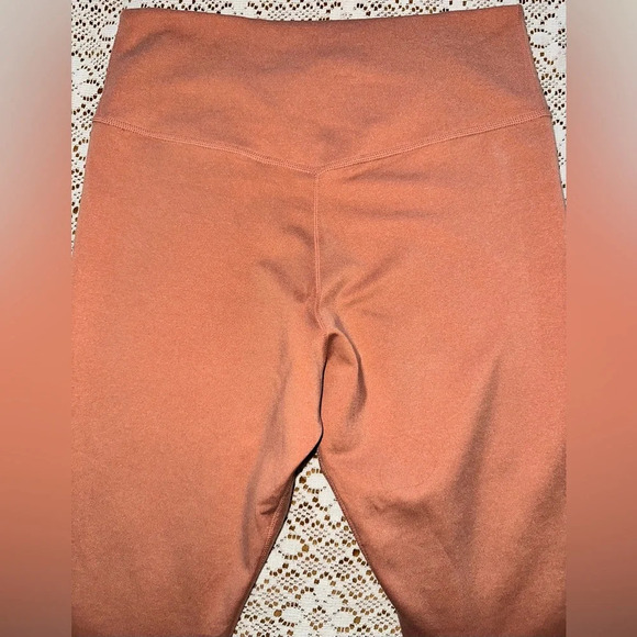 Nike One Dri-Fit Women's Size M Dusty Peach Mid-Rise Crop Leggings - Picture 4 of 5